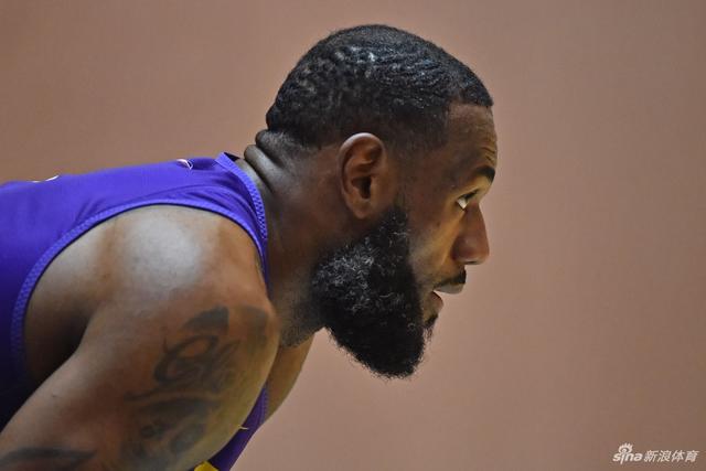 赵继伟伤退张镇麟23分高登24+12 辽宁大胜四川